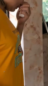 (ซื้อ 1 ฟรี 1)น้ำยาถูพื้น กลิ่นมะกรูด ขนาด 1 ลิตร สูตรธรรมชาติ พื้นบ้านไม่เหนียว  ไล่มด-แมลง ไม่เป็นอันตรายต่อคนและสัตว์เลี้ยง