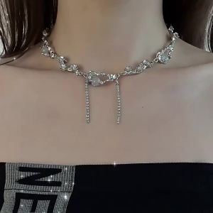 【PCWFKef】 สร้อยคอประดับด้วยพู่ห้อยคอแบบเรียบง่ายไม่สมมาตรแบบหวานสำหรับผู้หญิงของขวัญเครื่องประดับอินเทรนด์ครบรอบ