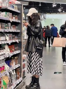 กระโปรงลายตารางหมากรุกสีดำและสีขาวผ้าลูกฟูกกระโปรงยาวปานกลางทรง A ลายสก๊อตดูผอมเอวสูงวินเทจสไตล์อเมริกันใส่ช่วงฤดูใบไม้ผลิและฤดูหนาวสำหรับผู้หญิง