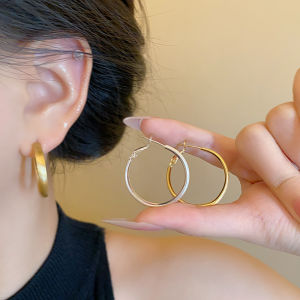 Golden Hoop Earrings Luxury Sensation Elegant Large Metal Ear Rings Womens Fashion Jewelry Fresh out Alloy Geometric Ear Studs
