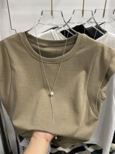 เสื้อยืดแขนสั้นสีคาเฟ่สำหรับผู้หญิง ทรงสลิมฟิต แขนกุด ทรงสั้น ฤดูร้อน 2025 เสื้อผ้าทำงานแขนกุดแบบลำลอง