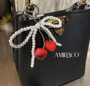 AMIRACO Gantungan Mutiara Cery Bag Charm Cery Mutiara