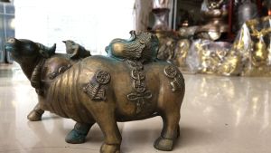 Đôi Trâu Cõng Cóc Và Củ Cải Tài Lộc