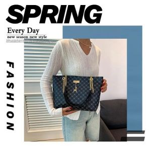 Tsion ห้ามพลาด กระเป๋าสะพายไหล่แฟชั่น ทรงสุดฮิตใช้กันทั่วบ้านทั่วเมือง วัสดุหนังเทียมแต่งลายกระเป๋าสวยงามาก พร้อมส่งเลยแค่กดสั่ง