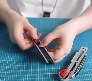 มีดคัตเตอร์สีดำแดง 18 มม. คัตเตอร์ขนาดใหญ่ ใบมีดคัตเตอร์ คัตเตอร์สำนักงาน มีดคัตเตอร์ เหล็ก/พลาสติก