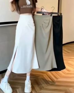 กระโปรงยาวทรงเอ สีพื้น ผ่าด้านหน้าข้างขวา ดีไซน์จับจีบสะโพก เอวด้านหลังแต่งยางยืด เก็บทรงสวย พรางหุ่น #6615