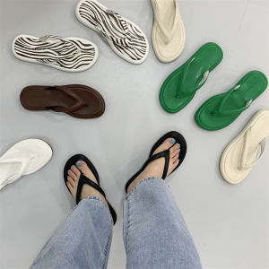รองเท้าแตะส้นแบนพื้นหนาสำหรับผู้หญิงในช่วงฤดูร้อนปี 2025 รองเท้าแตะชายหาดแบบสวมสบายสำหรับใส่ไปเที่ยวชายหาดและไปงานปาร์ตี้