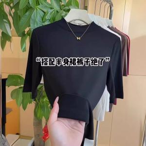 เสื้อยืดคอกลมแขนสั้นผู้หญิง เสื้อเชิ้ตชั้นในทรงเข้ารูปแขนยาว สีดำ ไซส์ใหญ่ เสื้อยืดคอกลม แฟชั่นฤดูใบไม้ผลิ 2024