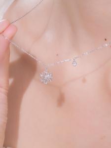 ZHOU LIU FU 周六福 PT950 Platinum Necklace Snowflake Earrings Snowflake Pendant Necklace Design Jewelry Gift for Women Girl 40+5cm B0614776 B0914777