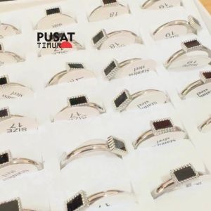 Cincin Titanium Motif Kotak Hitam: Aksesoris Wanita Fashion Terbaru Elegan Sederhana PUSAT TIMUR CT1