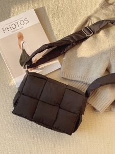 INS สไตล์ฮ่องกงถัก เสื้อโค้ทผ้าฝ้าย ลำลอง กระเป๋าสี่เหลี่ยมเล็ก ฤดูใบไม้ร่วง ฤดูหนาว ขนเป็ด กระเป๋าขนนก ทันสมัย กระเป๋าสะพายไหล่เดี่ยวสําหรับผู้หญิง