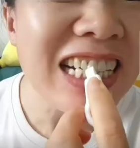 Miếng bọt biển nano melamine vô cùng đặc biệt giúp làm sach răng. Bàn chải bọt biển nano melamine giúp làm sạch sâu bên trong răng giúp Lau nhẹ nhàng vết bẩn cao răng. Hỗ trợ trong việc chà răng giúp răng trắng lên từ từ sau mỗi lần sử dụng