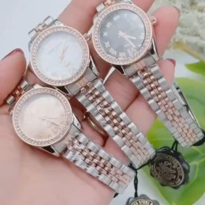 นาฬิกาสายสแตนเลสหรูหรา ดีไซน์เรียบหรู หน้าปัดชมพู 30 มม. เหมาะกับทุกลุค