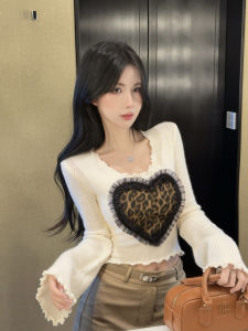 GUZILIAN | เสื้อสเวตเตอร์คอวีแขนยาวทรงเข้ารูปสไตล์เกาหลีสำหรับผู้หญิงในฤดูหนาว ดีไซน์ลายเสือดาวรูปหัวใจสีขาว ผ้าปะติด ผ้าไหมนุ่ม คอวี