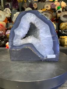 Brazil🇧🇷white quartz geode 💯天然白水晶洞 钛晶共生💰 2cm玛瑙边 (如定制实木底座另加RM60)👈🏻optional  高height: 18.5cm  宽width: 19cm x 15cm   洞Hole: 3.5cm  重weight: 7kg  📍Johor Bahru 区可自行取货或邮寄服务