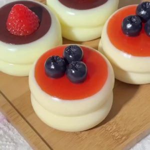 Đồ Chơi Bóp Bánh Dâu Tây Và Việt Quất Thiết Kế Chân Thực Chất Liệu TPR Mềm Mại Kết Cấu Đàn Hồi Chậm Món Quà Lý Tưởng Cho Sinh Nhật Hoặc Giáng Sinh