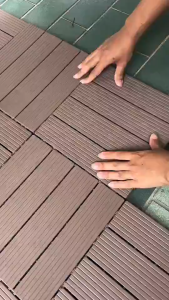 🔥ติดตั้งใน 1 วินาที🔥 แผ่นปูพื้นสวน แผ่นปูพื้น พื้นไม้สำเร็จรูป ขนาด 30x30cm 2cm DIY ทนการกัดกร่อน ไม้เทียมปูพื้น แผ่น บ้าน ตกแต่งพื้นกลางแจ้งทนต่อการสึกหรอและไม่เสียหาย ทนทานมาก ประกบและติดตั้งง่าย กันน้ำ กันแดด ไม่แตก สีที่หลากหลายให้เลือก พื้นกลาง