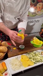 Portable Manual Citrus Juicer Hand Held Lemon Squeezer with Built-In Filter