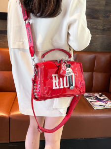 กระเป๋าถือ PVC ลายตัวอักษรสำหรับผู้หญิง ฤดูร้อนปี 2024 กระเป๋าสะพายข้างแบบผูกเอวสองสายสำหรับใส่สบายและทันสมัย ​​กระเป๋าสะพายข้างแบบลำลอง