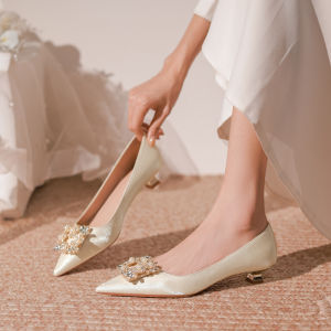 ความสง่างามแบบฝรั่งเศส รองเท้าส้นสูงชี้ Toe รองเท้าแต่งงานสบายเจ้าสาวรองเท้าผ้าไหมซาตินวัสดุสําหรับหญิงสาว 18-40