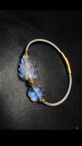 vòng tay nữ hồ ly  đá moostone tự nhiên vip mix cỏ 4 lá đá moonstone và charm bi cầu vàng tây vòng tay đá phong thủy trang sức thiết kế đủ hóa đơn thẻ bảo hành