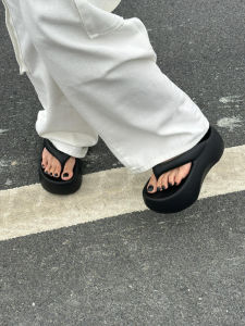 รองเท้าแตะส้นหนาสีดำสำหรับผู้หญิงในช่วงฤดูร้อน รองเท้าแตะชายหาดกันลื่น รองเท้าแตะแฟชั่นใหม่ รองเท้าแตะแบบสวมสบายสำหรับใส่ไปเที่ยวชายหาด