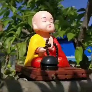 Tượng phật gõ mõ năng lượng mặt trời trang trí taplo xe hơi phòng làm việc
