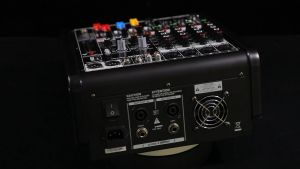 Mixer Power Amplifier Yamaha AGM8D: 8 Ohm & 650 Watt