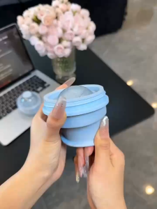 Foldable Ice Cube Mold Cup with Straw Portable Silicone Ice Ball Maker Leak-Proof Reusable Drink Cup for Cold Beverages Coffee Juice Summer Essentials