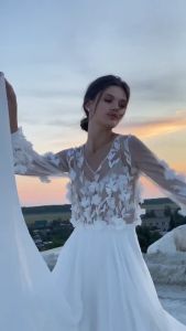 Pakaian Pengantin Lace & Gaya Flowy di Pantai