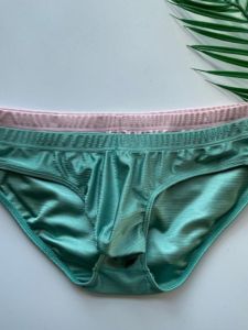 Quần Lót Tam Giác Nam Giới Mặt Bóng Mẫu Mới Loại Mỏng Quần Lót Cá Tính Thời Trang Thanh Niên Cạp Trễ Vừa Gợi Cảm Lồi Chữ U Bó Sát