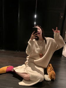 ชุดเสื้อถักแขนยาวผู้หญิงพร้อมกระโปรงสั้นแบบมีรูพร้อมดีไซน์ฤดูใบไม้ผลิ ชุดสองชิ้นสำหรับผู้หญิง อายุ 18-25 ปี