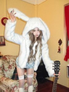 แจ็คเก็ตขนกระต่ายปลอมสำหรับผู้หญิง 2025 ทรงสั้น แขนยาว ปกขนสัตว์ ทรงเข้ารูป สไตล์หวาน แจ็คเก็ตขนสัตว์ แจ็คเก็ตสั้น แจ็คเก็ตฤดูใบไม้ผลิ