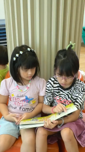 Sách Vòng tay yêu thương Bọ rùa - Thỏ con - Trang cứng đục trổ sờ chạm tương tác dành cho trẻ 0 6 tuổi - Đinh Tị