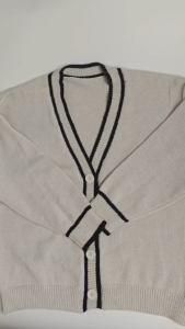 เสื้อคลุมกันหนาวไหมพรมแขนยาว รุ่นติดกระดุม ทรงคอวี งานสีพื้น เข้ากับทุกลุค แฟชั่นหน้าหนาว เหมาะสำหรับสาวเกาหลี