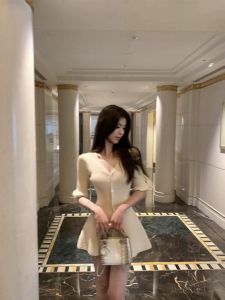 ชุดเดรสสั้นแขนกุดถักสีน้ำตาลสไตล์ฝรั่งเศส ชุดเดรสผู้หญิงฤดูร้อน ชุดคาร์ดิแกนเปิดคอวี กระโปรงทรงเอเข้ารูปเอวสูง