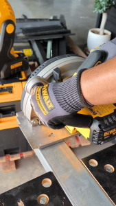 DEWALT เลื่อย เลื่อยวงเดือน ตัดเหล็ก ไร้สาย 20V (มอเตอร์ไร้แปรงถ่าน) ขนาด 184 มม. รุ่น DCS383N ++เฉพาะตัวเครื่อง ไม่รวมแบตเตอรี่++