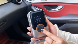 【มีการรับประกันจากผู้ขาย 5 ปี】ปั้มลมรถยนต์（จอ LED ขนาดใหญ่ / เติมลมเพียงปุ่มเดียว แบตเตอรี่ขนาด 3000mAh）ที่สูบลมขนาดพกพา ที่เติมลมยางรถ ที่สูบลมไฟฟ้า ปั๊มลม เครื่องปั้มลม ปั๊มลมไฟฟ้า 12v car air pump