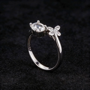A versatile and simple everyday style featuring a small exquisite and fashionable crystal butterfly ring