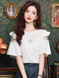 WANGGONGZHU | เสื้อยืดแขนสั้นผู้หญิงฤดูร้อนปี 2025 ดีไซน์ใหม่ ผูกโบว์ผีเสื้อ ขอบลูกไม้ ตัดเย็บแบบฝรั่งเศส เสื้อผ้าทำงานสไตล์เกาหลีหลวมๆ