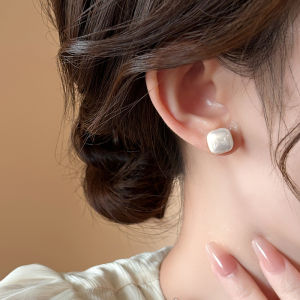 White Square Pearl Stud Earrings Womens Mini Daily Jewelry 2025 New Luxury Sensation Ear Rings Fashionable Korean Style