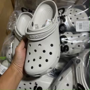 รองเท้าแตะแบบสวม ผู้ใหญ่ CROCS Classic รองเท้าผู้ใหญ่ รุ่นใหม่