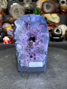 mini cute amethyst geode crystal cave #johorbahru #crystal💯天然紫晶洞 独特玛瑙边 好像流星雨那样😬 小型8号洞8️⃣ 中间晶体链接部分有一朵花🌸 小巧可爱👍  高height: 12.5cm  宽width: 7cm x 8cm  洞深hole: 1cm  重weight: 1.4kg  📍Johor Bahru 区可自行取货或邮寄服务