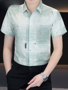 HENGYUANXIANG | เสื้อเชิ้ตแขนสั้นผ้าไหมน้ำแข็งทรงสลิมฟิตสำหรับผู้ชาย ทรงหลวม ยืดหยุ่น ป้องกันริ้วรอย ระดับไฮเอนด์ เสื้อเชิ้ตแบบลำลองสำหรับคุณพ่อ