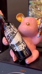 ตุ๊กตาหมีวางไวน์แดง เปิดอย่างดี คุณสมบัติของวัสดุเรซิ่น มีน้ำหนักแข็งแรงสวยงาม แนะนำให้ใช้งานในการฝากและแต่งบ้าน