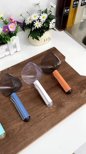 ที่ตักอาหารสัตว์เลี้ยง สุนัข หมา แมว ที่ตักอาหารสุนัข ช้อนตักอาหารแมว หนีบปิดถุงได้ มีสเกลวัดระดับ CW94