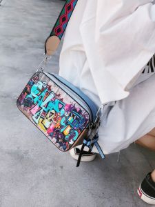 กระเป๋าสะพายข้างทรงสี่เหลี่ยมเล็กสไตล์เกาหลีสำหรับผู้หญิง กระเป๋าถือสำหรับใส่กล้อง สายสะพายไหล่กว้าง กระเป๋าสะพายข้างแบบลำลอง วัสดุ PU