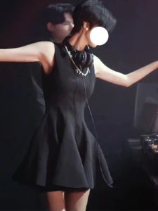 ชุดเดรสแขนกุดสีดำสไตล์ฝรั่งเศสสำหรับผู้หญิงในช่วงฤดูร้อน ชุดกระโปรงทรงเอเข้ารูปเอวสูง ชุดเดรสสีดำขนาดเล็ก ชุดเดรสยาวสั้น