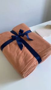 ผ้าห่มนาโน 5 ฟุต เย็บมุมพับริม ห่อแยกซองผูกริบบิ้น เหมาะเป็นของขวัญ โรงงานไทย ผ้าห่มนาโนชิลล่า ขนนุ่ม หนาปานกลาง ห่มได้ทุกฤดู (ขนาด 5 ฟุต 60x80 นิ้ว)