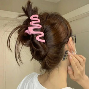 กิ๊บติดผมทรงคลื่นสีลูกกวาดสำหรับผู้หญิง สไตล์โดปามีน สีสันสดใส กิ๊บหนีบผมทรงปูแบบไม่สมมาตร เครื่องประดับผมแฟชั่น